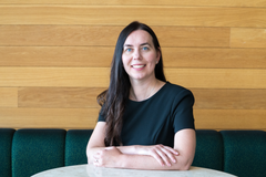Tatiana King istuu sohvalla pöydän ääressä.