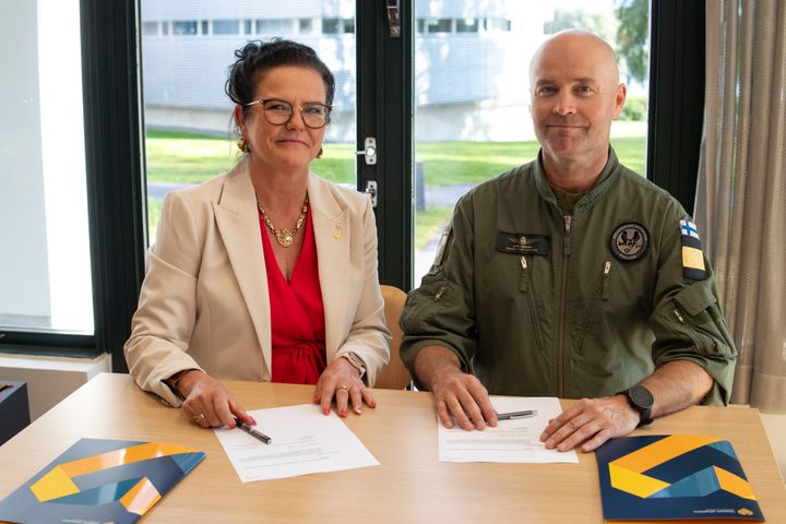 Vaasan yliopiston rehtori Minna Martikainen ja Maanpuolustuskorkeakoulun rehtori Jaro Kesänen allekirjoittivat yhteistyöasiakirjan 12. elokuuta 2026. Kuva Vaasan yliopisto / Riikka Kalmi. Kuva vapaasti käytettävissä.