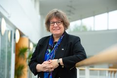 Bonnie Buchanan hymyilee ja katsoo suoraan kameraan