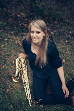 Adele Sauros esiintyy UMO Helsinki Jazz Orchestran solistina Pori Jazzin Lokkilavalla 16.7.2025