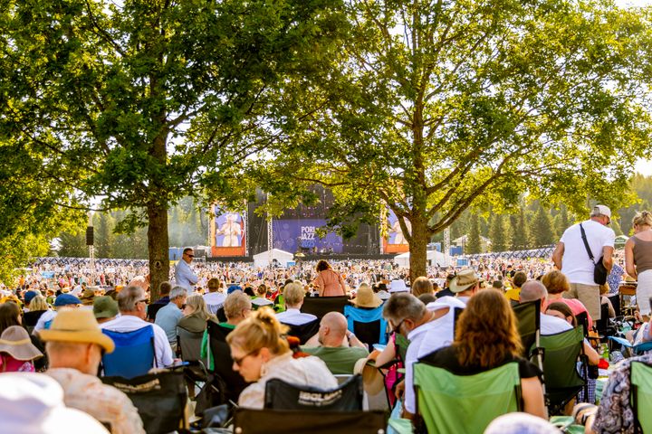 Aurinko helli Pori Jazzin pääkonserttiyleisöä Kirjurinluodon konserttipuistossa.