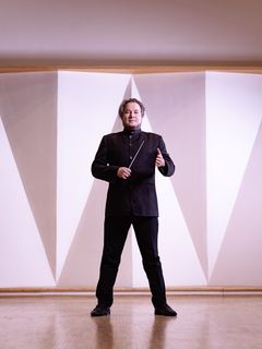 Aili Ikosen ja Pori Sinfoniettan yhteiskonsertissa lauantaina 11.7. orkesteria johtaa ylikapellimestari Erkki Lasonpalo.