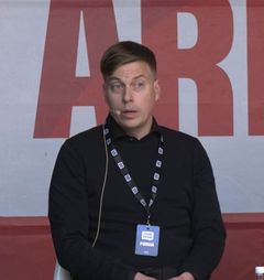HJK ry:n toiminnanjohtaja Veli-Matti Rinnetmäki paneelikeskustelussa SuomiAreena-tapahtumassa.