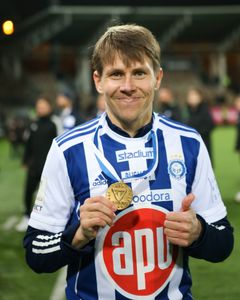 Riku Riski poseeraa Veikkausliigan kultamitalin kanssa syksyllä 2022.