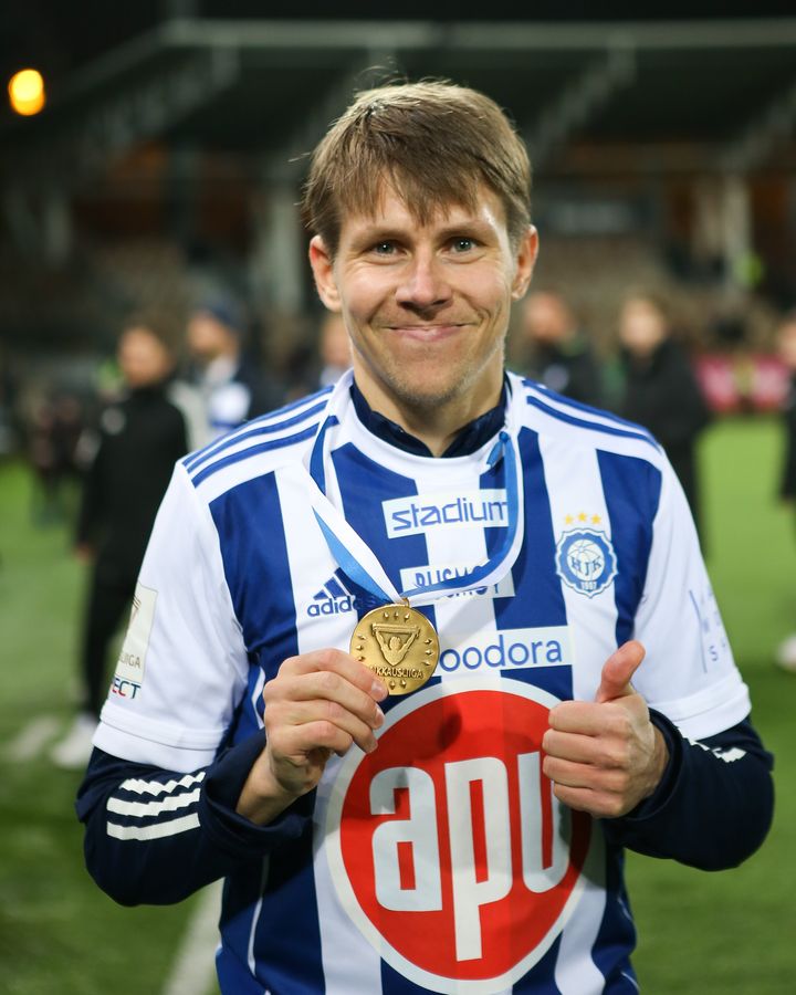 Riku Riski poseeraa Veikkausliigan kultamitalin kanssa syksyllä 2022.