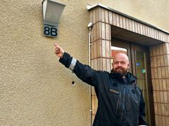 Johtava palotarkastaja Jarkko Jääskeläinen osoittaa talon seinässä olevaa numerointia.
