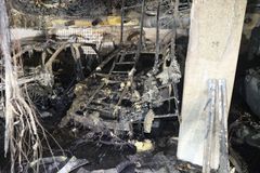 Palaneiden autojen päälle on pudonnut kattomateriaalia.