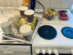 Liesi, jonka päällä on tavaraa.