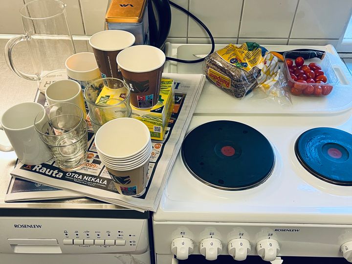 Liesi, jonka päällä on tavaraa.