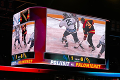 Nokia Arenan tuloskuutiolla käynnissä jääkiekko-ottelu. Kuva on vuodelta 2025 vastaavasta tapahtumasta.