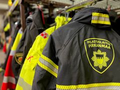 Naulakossa pelastuslaitoksen henkilöstön työvarusteita.