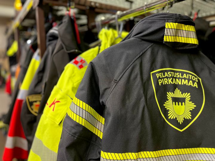 Naulakossa pelastuslaitoksen henkilöstön työvarusteita.