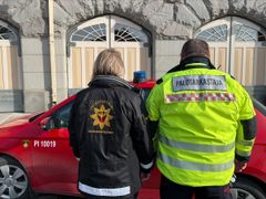 Pelastuslaitoksen palotarkastajien takin selkämyksessä lukee joko Pelastustoimi - Räddningväsendet tai Palotarkastaja