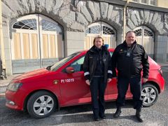 Pelastuslaitoksen palotarkastajat käyttävät aina pelastustoimen virkavaatteita ja liikkuvat pelastustoimen ajoneuvolla.