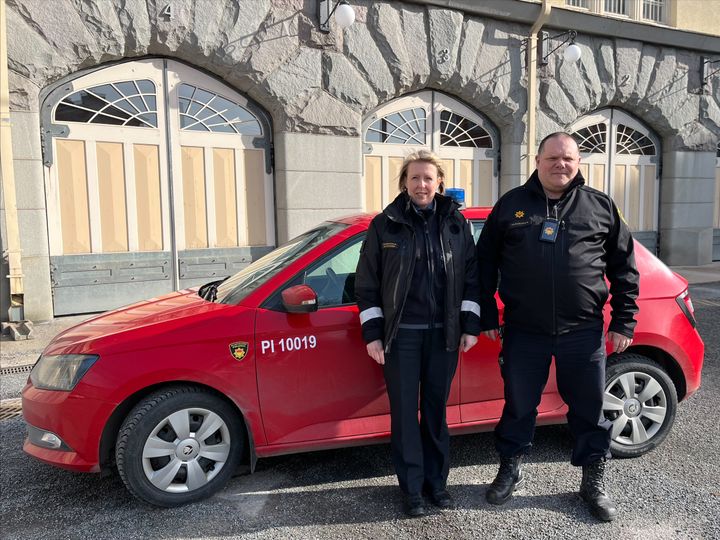 Pelastuslaitoksen palotarkastajat käyttävät aina pelastustoimen virkavaatteita ja liikkuvat pelastustoimen ajoneuvolla.