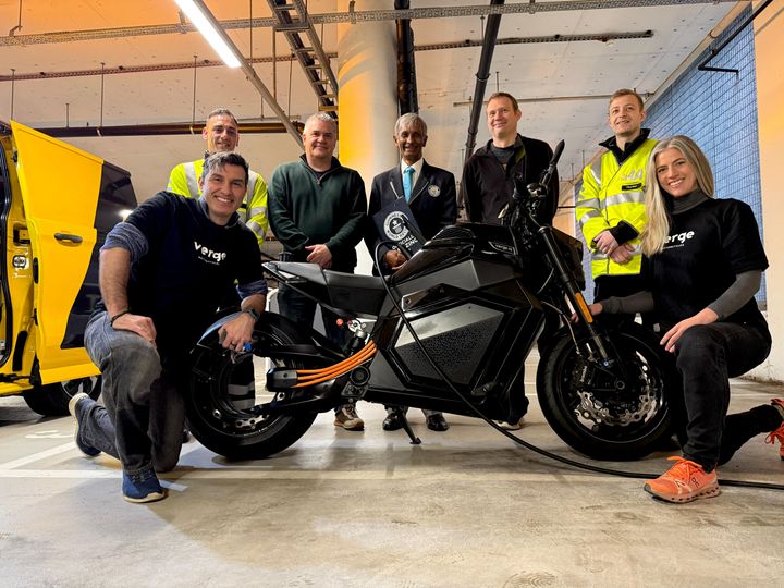 Verge Motorcyclesin moottoripyörällä tehdyn maailmanennäyksen toteutti joukko kokeneita sähköajoneuvojen asiantuntijoita. Kuvassa etualalla kuljettajat Sam Clarke ja Sara Sloman. Kuva: Generate Media