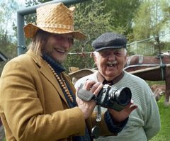 Erkki Pirtola ja ITE-taiteilija Johannes Ivakko. Lahti, 2000. Kuva: Veli Granö