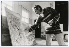 Erkki Pirtola painting in Pirtin sali, Kangasniemi, in 1985. Photo: Antti Laaksonen.