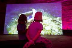 Lapset Emilija Škarnulytėn Hypoxia-teoksen äärellä