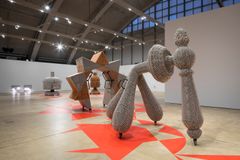 Installationsvy från utställningen Haegue Yang: Kontinuerliga återskapanden, HAM Helsingfors konstmuseum, 2023. Med konstnärens tillstånd. Foto: Kirsi Halkola.