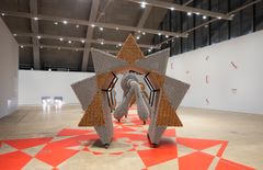 Installationsvy från utställningen Haegue Yang: Kontinuerliga återskapanden, HAM Helsingfors konstmuseum, 2023. Med konstnärens tillstånd. Foto: Kirsi Halkola.