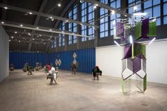 Installationsvy från utställningen Haegue Yang: Kontinuerliga återskapanden, HAM Helsingfors konstmuseum, 2023. Med konstnärens tillstånd. Foto: Kirsi Halkola.