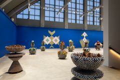 Installationsvy från utställningen Haegue Yang: Kontinuerliga återskapanden, HAM Helsingfors konstmuseum, 2023. Med konstnärens tillstånd. Foto: Kirsi Halkola.