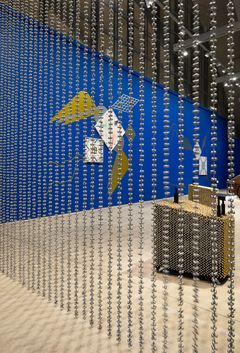 Installationsvy från utställningen Haegue Yang: Kontinuerliga återskapanden, HAM Helsingfors konstmuseum, 2023. Med konstnärens tillstånd. Foto: Kirsi Halkola.