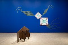 Installationsvy från utställningen Haegue Yang: Kontinuerliga återskapanden, HAM Helsingfors konstmuseum, 2023. Med konstnärens tillstånd. Foto: Kirsi Halkola.