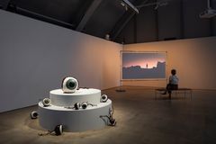 Nastja Säde Rönkkö: Selviytymisopas maailmanlopun lapselle, 2024. HAM Helsingin taidemuseo. Kuva: Maija Toivanen.