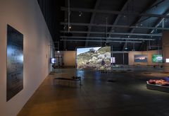 Nastja Säde Rönkkö: Selviytymisopas maailmanlopun lapselle, 2024. HAM Helsingin taidemuseo. Kuva: Maija Toivanen.
