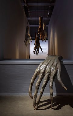 Nastja Säde Rönkkö: Selviytymisopas maailmanlopun lapselle, 2024. HAM Helsingin taidemuseo. Kuva: Maija Toivanen.