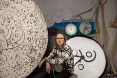 Lasse Juuti työhuoneellaan. Kuva: HAM / Maija Toivanen.