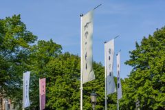 Katie Holten: Opettelua paremmiksi rakastajiksi (Metsäaakkoset), 2025, yksityiskohta. Helsinki Biennaali 8.6.–21.9.2025, Esplanadin puisto. Kuva: HAM / Helsinki Biennaali / Henni Hyvärinen.