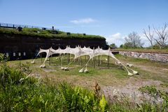 Ernesto Neto: Saarilintu, 2025. Helsinki Biennaali 8.6.–21.9.2025, Vallisaari. Kuva: HAM / Helsinki Biennaali / Maija Toivanen.