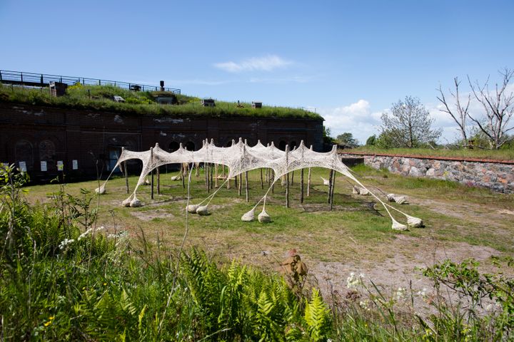 Ernesto Neto: Saarilintu, 2025. Helsinki Biennaali 8.6.–21.9.2025, Vallisaari. Kuva: HAM / Helsinki Biennaali / Maija Toivanen.