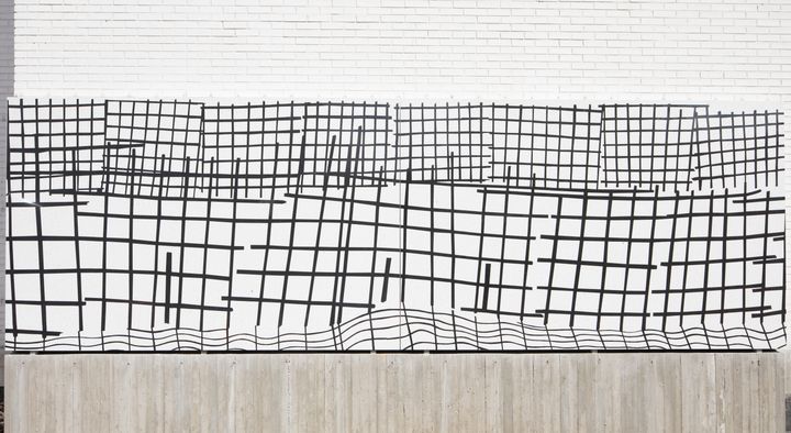 Silja Rantanen: Katsura, 2024 (graniitti, betoni, 900 x 290 cm). Gymnasiet Lärkan. Kuva: HAM/Viljami Annanolli.