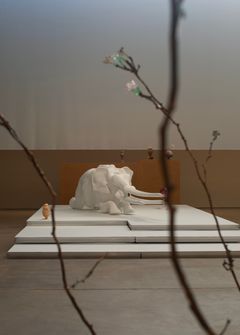 Marguerite Humeau: Facklor. HAM Helsingfors konstmuseum, 2025. © Marguerite Humeau. Foto: Julia Andréone. Med tillstånd från konstnären.