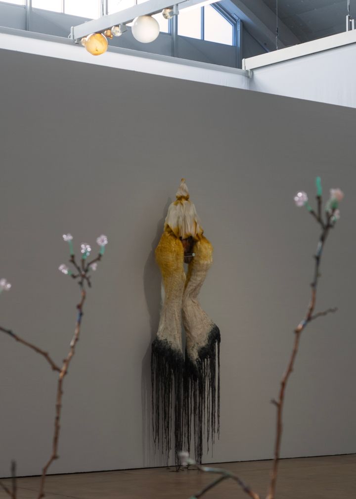 Marguerite%20Humeau%3A%20Soihdut.%20HAM%20Helsingin%20taidemuseo%2C%202025.%20%A9%20Marguerite%20Humeau.%20Kuva%3A%20Julia%20Andr%E9one.%20Taiteilijan%20luvalla.