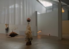 Marguerite Humeau: Soihdut. HAM Helsingin taidemuseo, 2025. © Marguerite Humeau. Kuva: Julia Andréone. Taiteilijan luvalla.