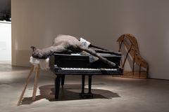 Roland Perssonin teoksia näyttelyssä Ars Fennica 2025, HAM Helsingin taidemuseo 24.10.2025–29.3.2026. Kuva: HAM/Maija Toivanen.