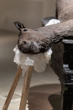 Roland Persson: Hiljaisuuden taianomainen hetki, 2025 (yksityiskohta). Ars Fennica 2025, HAM Helsingin taidemuseo 24.10.2025–29.3.2026. Kuva: HAM/Maija Toivanen.