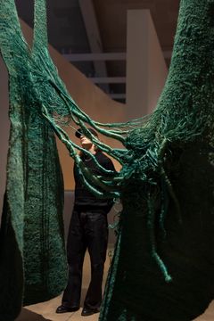 Magdalena Abakanowicz: Turkoosi Abakan, 1969 (yksityiskohta). Magdalena Abakanowicz: Rajojen ylittäjä, HAM Helsingin taidemuseo 6.5.–30.8.2026. © Kansallismuseo, Varsova. Kuva: HAM / Maija Toivanen