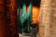 Näkymä näyttelystä Magdalena Abakanowicz: Rajojen ylittäjä. HAM Helsingin taidemuseo 6.5.–30.8.2026. Kuva: HAM / Maija Toivanen