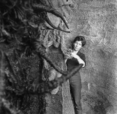 Magdalena Abakanowicz ateljeessaan, Varsova, 1968. Kuva: © Marek Holzman / Marta Magdalena Abakanowicz Kosmowska ja Jan Kosmowski -säätiön arkisto