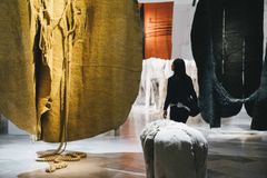 Näkymä näyttelystä Into the Space of Magdalena Abakanowicz: Textile and Sculpture, 2019. © Museum of Decorative Arts and Design arkisto, Latvian National Museum of Art. Kuva: Andrejs Strokins