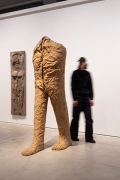 Näkymä näyttelystä Magdalena Abakanowicz: Rajojen ylittäjä. HAM Helsingin taidemuseo 6.5.–30.8.2026. Kuva: HAM / Maija Toivanen
