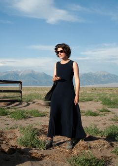 Marguerite Humeau teoksessa ”Orisons”, 2023. Kuva: Julia Andréone ja Florine Bonaventure. Kuva taiteilijan ja Black Cube Nomadic Art Museumin luvalla.