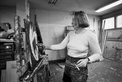 Leena Luostarinen maalaa työhuoneellaan Suvilahdenkadulla vuonna 1988. Työn alla oleva teos on HAM Helsingin taidemuseon kokoelmiin kuuluva Kiinalainen kivi, 1988. Kuva: Sakari Viika.