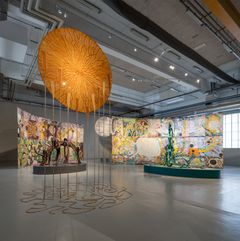 Näkymä näyttelystä Emma Talbot: Are You a Living Thing That Is Dying or a Dying Thing That Is Living? Copenhagen Contemporary, 1.2.2025–31.8.2025. Kuva: David Stjernholm. Taiteilijan ja Galerie Onrustin (Amsterdam) luvalla.